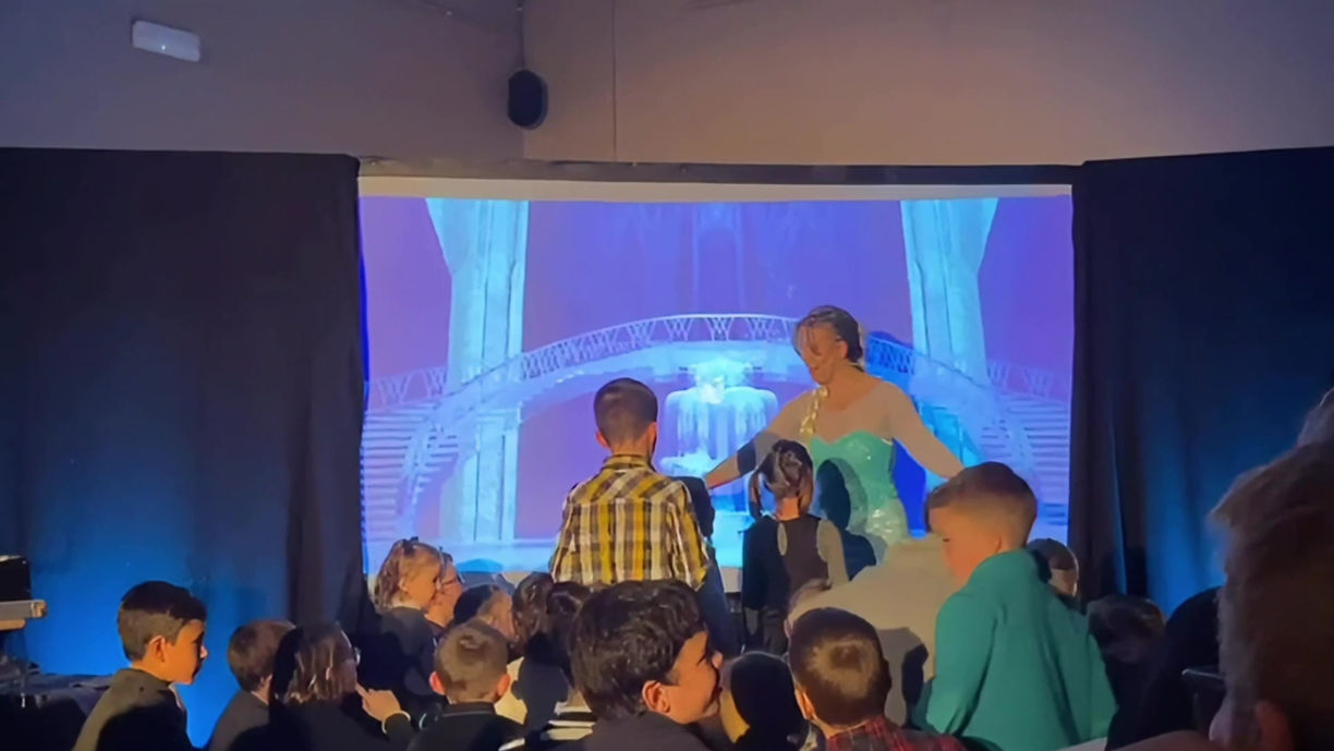 Elsa chante avec les enfants